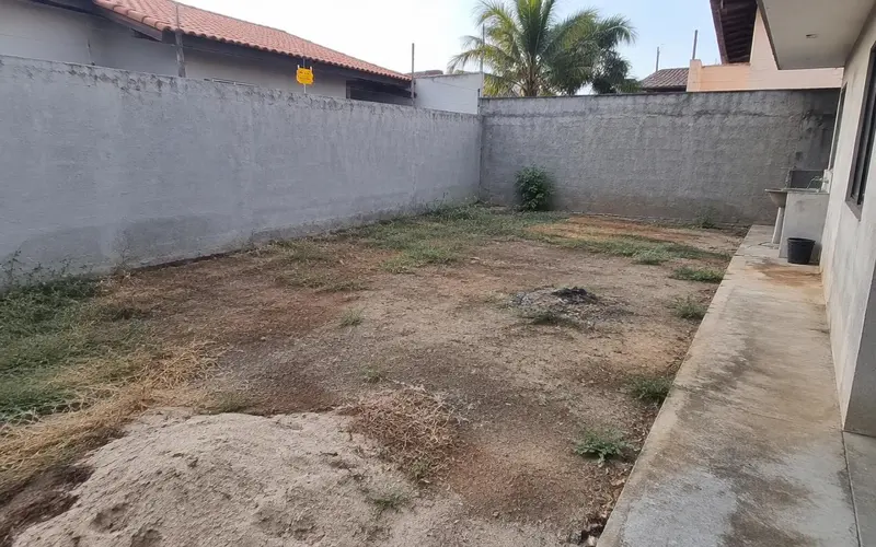 Quintal antes, com chão de terra